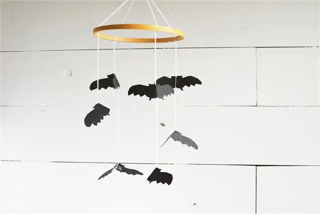 Современный DIY (своими руками) мобиль для летучих мышей