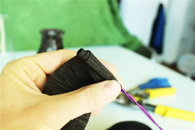 DIY (своими руками) креповой бумаги розы - сверните около четырех-шести кругов креповой бумаги
