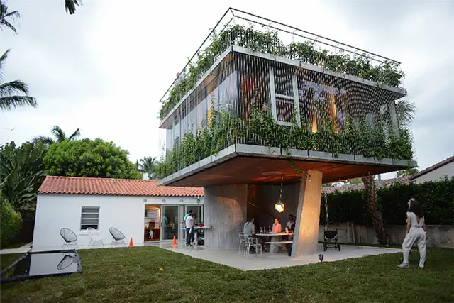 Дом Sun Path House имеет открытую площадку на первом этаже