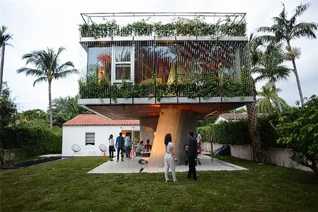 Дом Sun Path House по дизайну напоминает бетонный домик на дереве