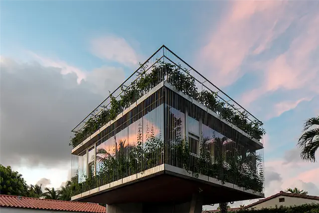 Дом Sun Path House плавно соединяется со старым бунгало