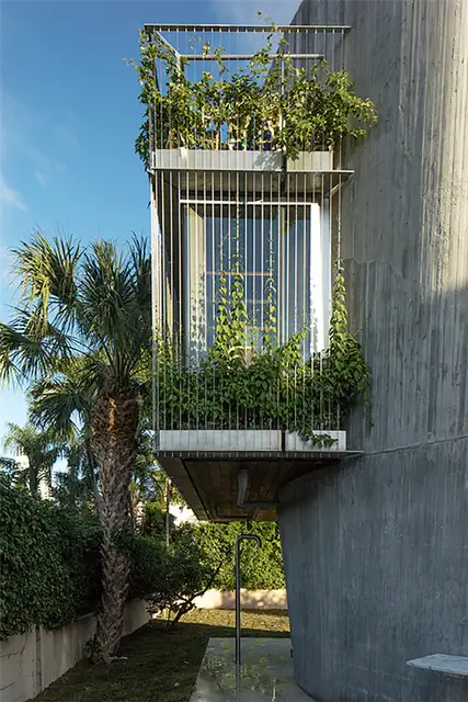 В доме Sun Path House есть помещения, выходящие за пределы стен