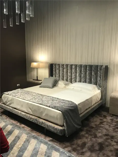 Каркас и изголовье кровати из бархата серого цвета