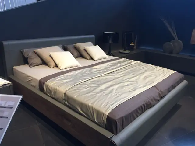 Каркас кровати из орехового дерева с серыми акцентами