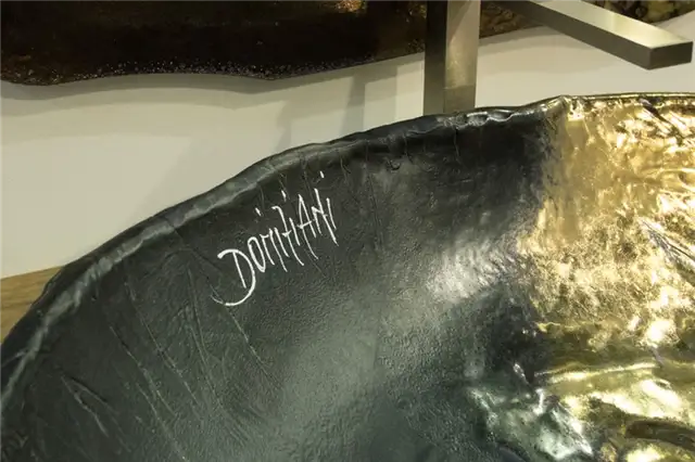 Черный и золотой умывальник Dominiziani для ванной комнаты
