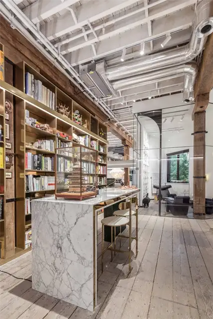 В офисе Nong Studio есть большая золотая книжная полка