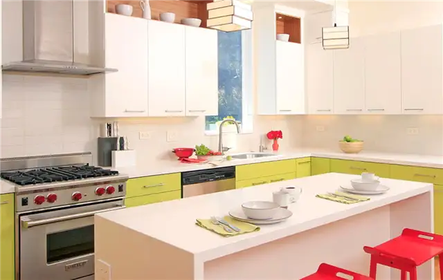 Зеленые нижние шкафы k itchen