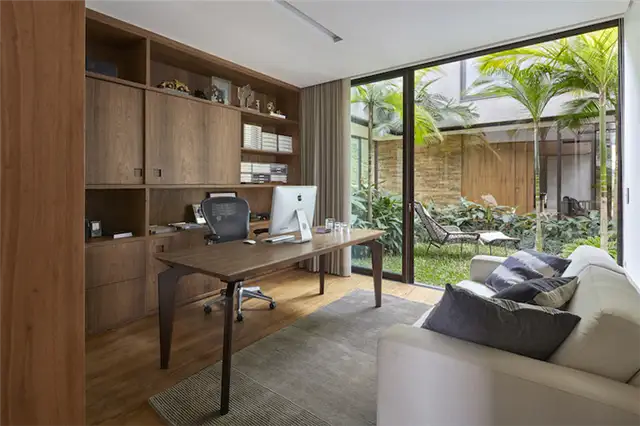 В Valley House есть офис рядом с зимним садом