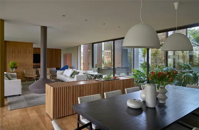 Valley House имеет символические перегородки между социальными зонами