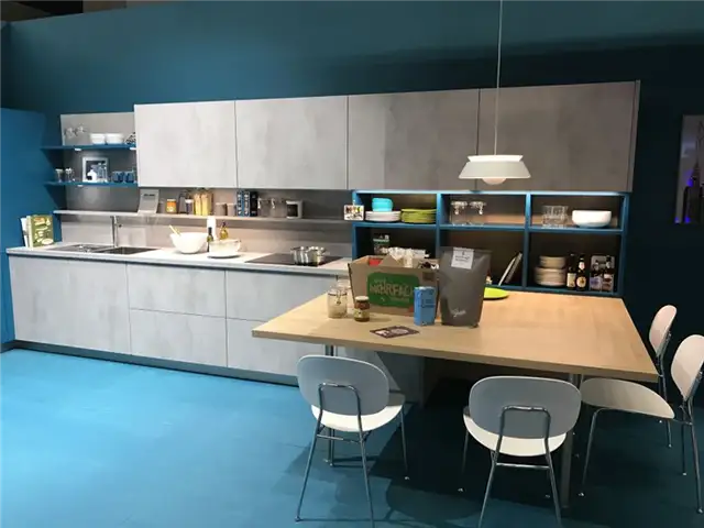 Дизайн светло-серой кухни с кухонным плинтусом