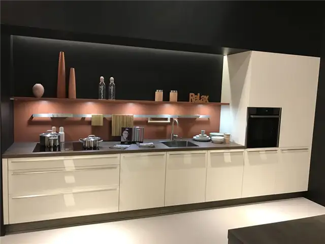 Дизайн белой кухни с кухонным плинтусом
