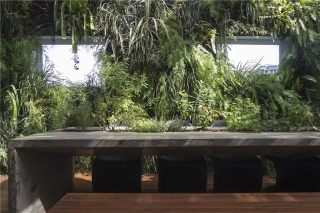 Пентхаус Jardim Paulistano - деревянная скамейка