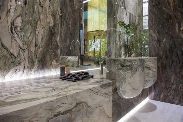 Серебристая и великолепная ванная комната Antolini Italy Design
