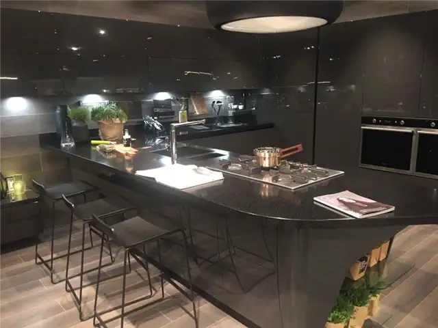 Дизайн кухни Scavolini с завтраком на острове