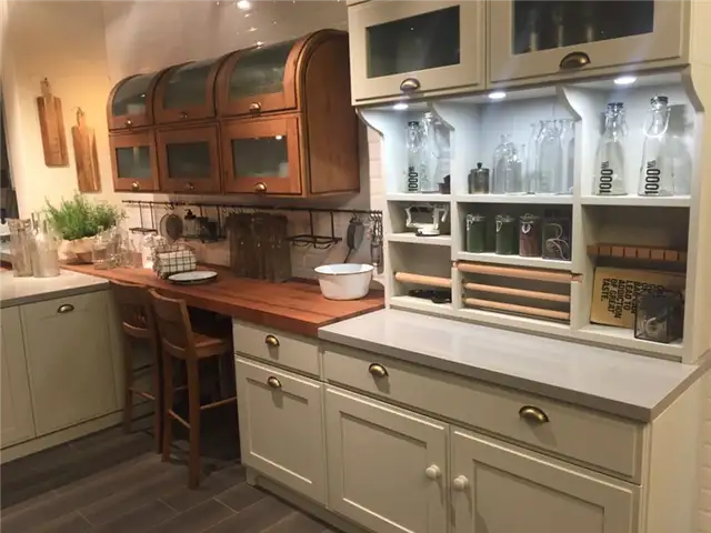 Традиционный дизайн кухни с зоной для завтрака