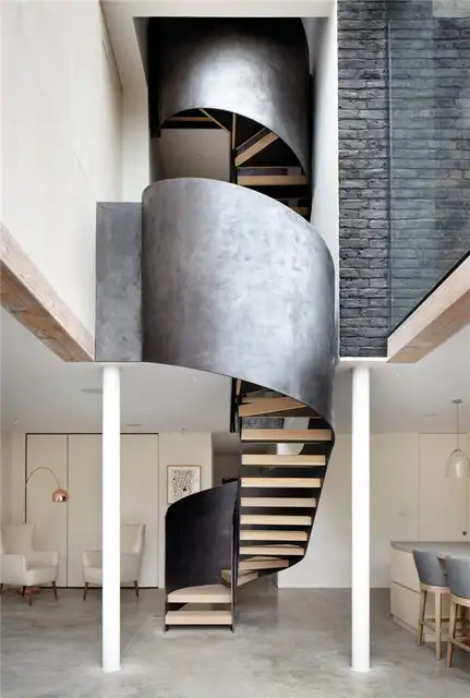 Дом De Beauvoir с винтовой стальной лестницей от Cousins & Cousins Architects