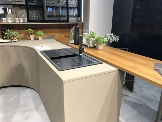 Современная кухня со стеклянными шкафами и деревянной барной стойкой
