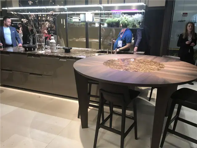 Круглый выдвижной стол для кухни с мраморными акцентами и поворотным механизмом