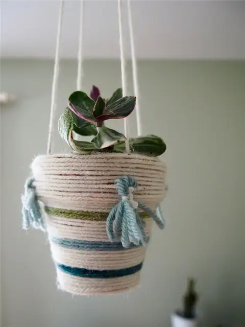 DIY (своими руками) Простой подвесной плантатор из пряжи