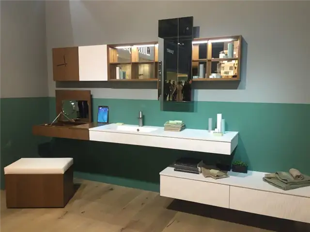 Плавающие шкафы и зеркало в ванной комнате