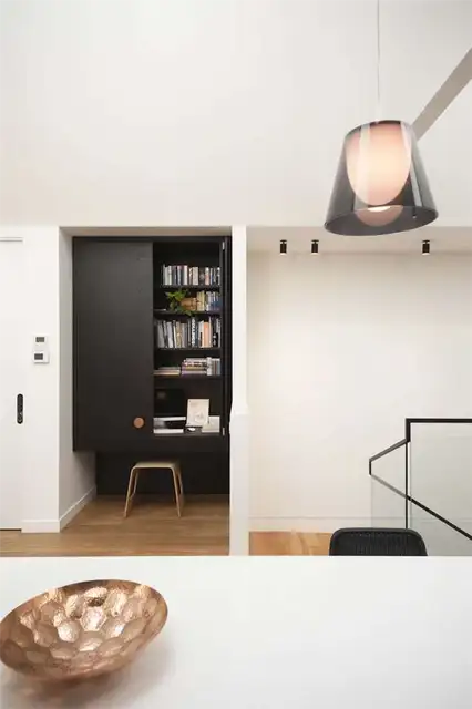 В доме Upside Down House есть небольшое рабочее место, спрятанное в шкафу
