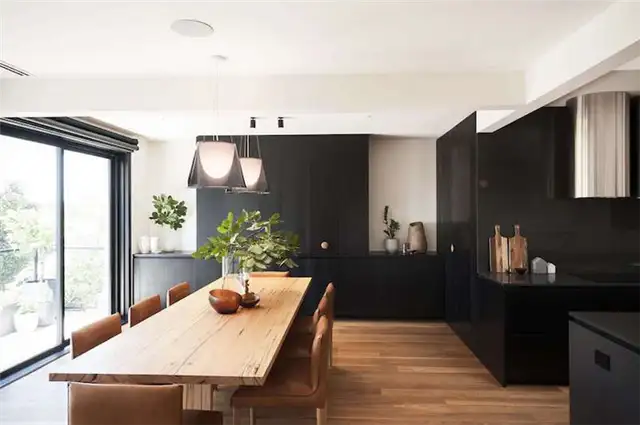 Дом Upside Down House оформлен с использованием простых и натуральных материалов