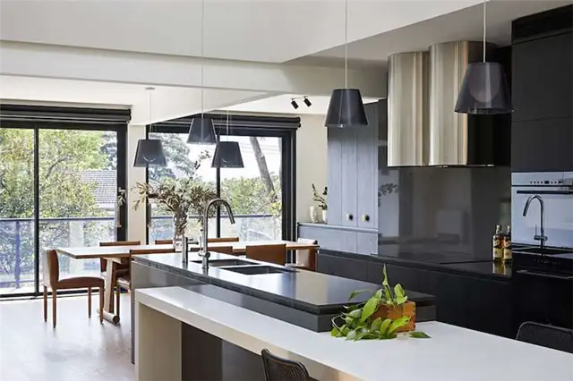В доме Upside Down House есть стильный кухонный остров со столом