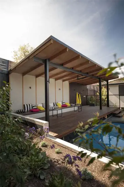 Дом Upside Down House дополняет бассейн крытым патио