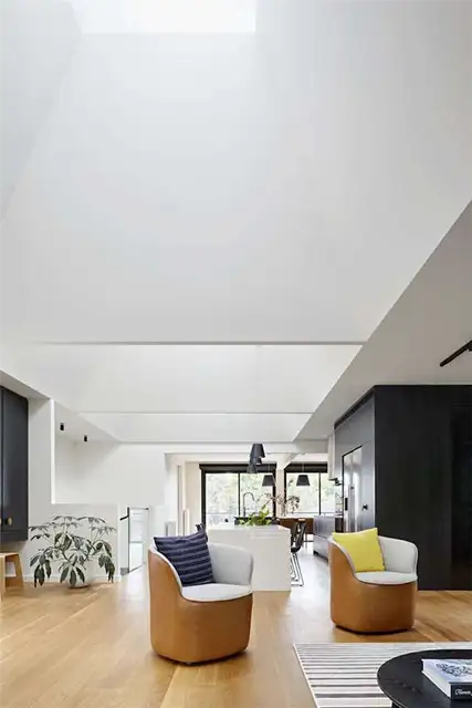 Дом Upside Down House пропускает естественный свет через мансардные окна