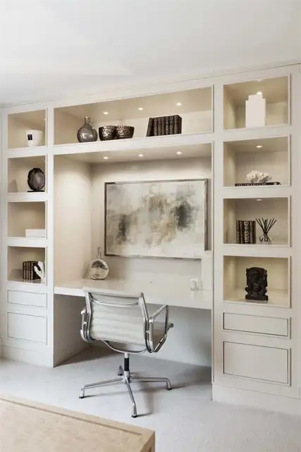 Офисный стол в гостевой комнате Belgravia Residence