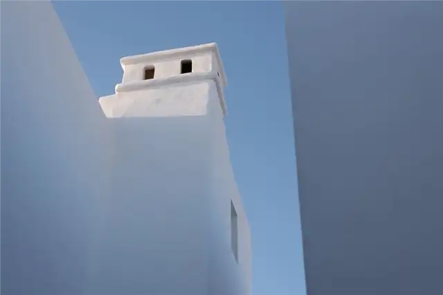 Белый стол с видом на океан