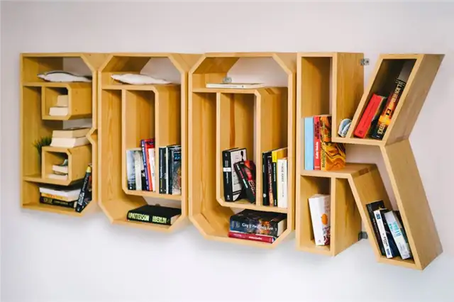 В отеле также есть книги, которые вы можете взять на время, если вам нужно что-то почитать.