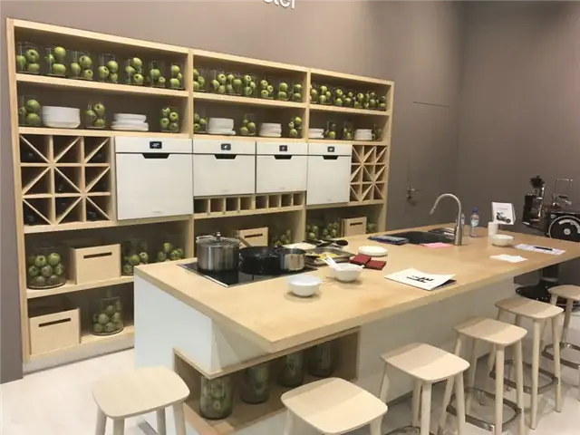 Дизайн бело-коричневой кухни с плавающим островом