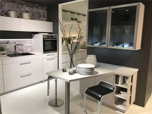 Маленький кухонный стол с барными стульями