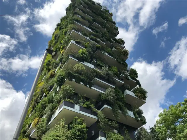 Здание Bosco Verticale с зеленой растительностью