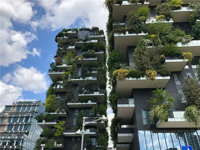 Пышная растительность на здании Bosco Verticale в Милане