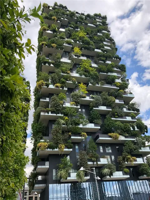 Красивое здание в Милане Bosco Verticale