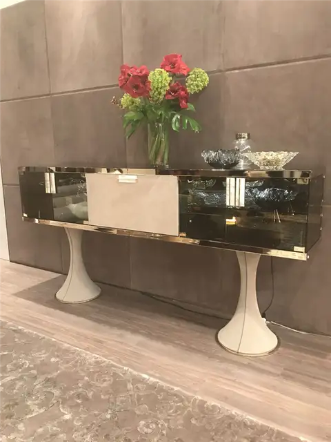 Современный сервант в прихожей