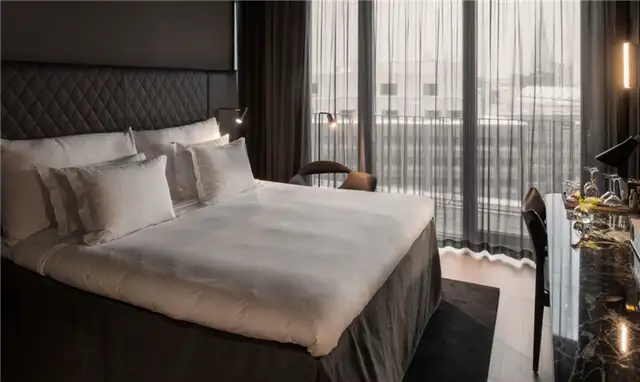 At Six Hotel Room Design Спальня