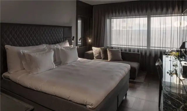 At Six Hotel Дизайн номера Маленький диван