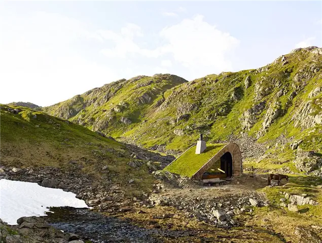 Зеленая крыша домика Norwegian Mountain Lodge Cabin