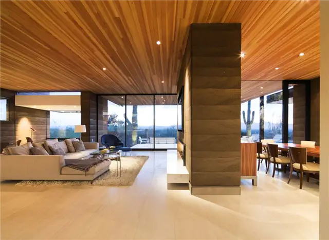 Каминная перегородка в современном доме Hillside Rammed Earth
