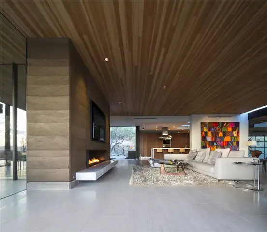Hillside Rammed Earth Современный дом Гостиная с камином