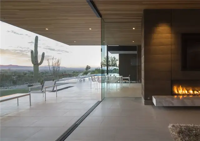 Современный дом с раздвижными дверями Hillside Rammed Earth