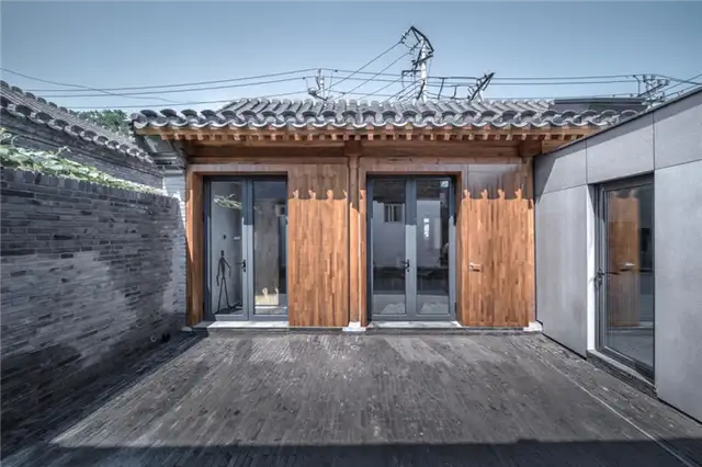 Маленький дом будущего в Байтаси, спроектированный dot Architects, с высокими дверями