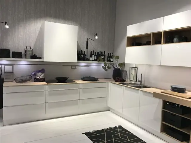 Декор белой кухни с длинной полкой над задней стенкой