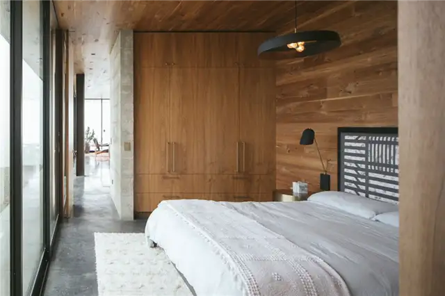 Santa Barbara Off Grid House Отделка спальни панелями