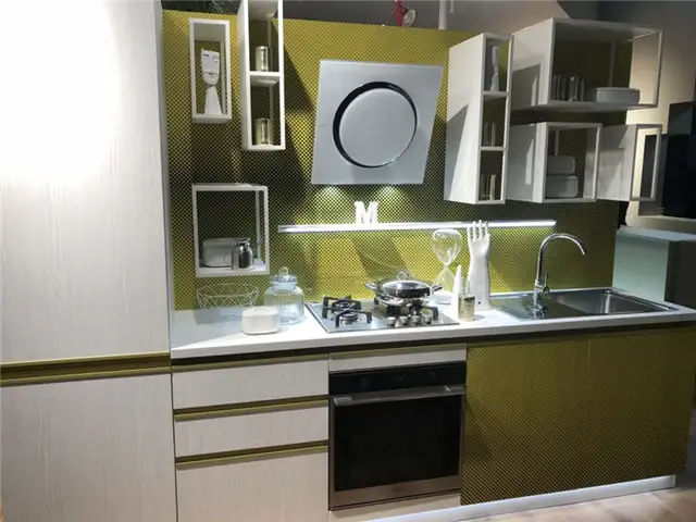 Зеленые и теплые серые кухонные шкафы