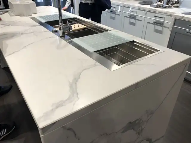 Кухонный остров с отделкой из каррарского мрамора