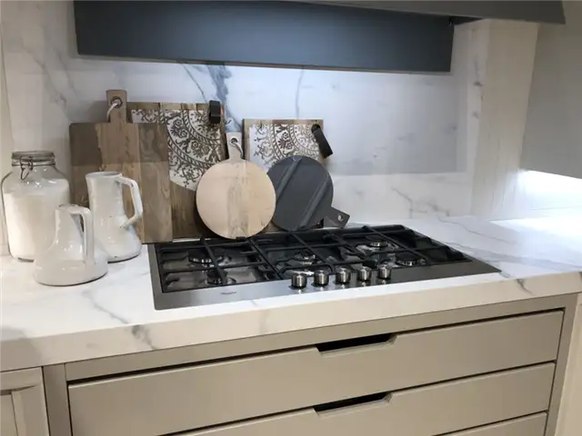 Современная кухня со столешницей из каррарского мрамора
